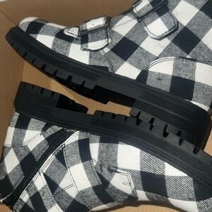 Women’s winter boots size 7.5 new never worn